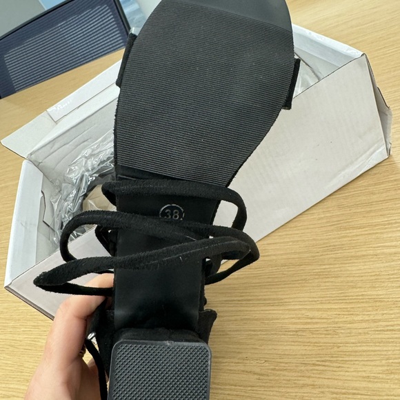 NWT Women’s cross strapped sandals size 8 (38) - Picture 3 of 5